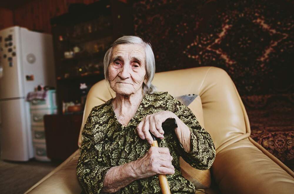 Жалко бабушку. Дом бабули. Одинокие старушки. Старушка в доме. Богатая старушка.