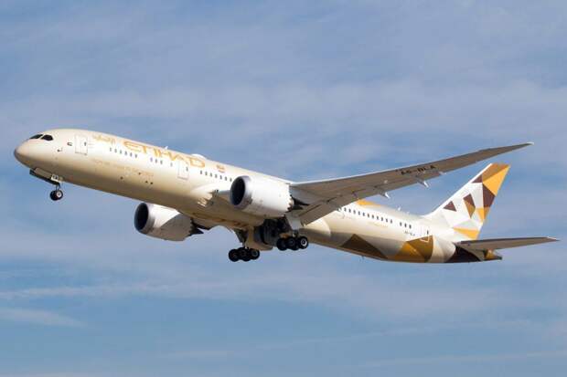 Лайнер авиакомпании Etihad Airways Boeing 787 совершил первый полет на смеси реактивного и биотоплива