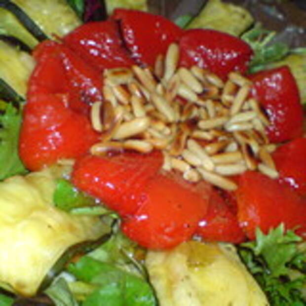 Салат из запечённых перцев и цуккини с сыром