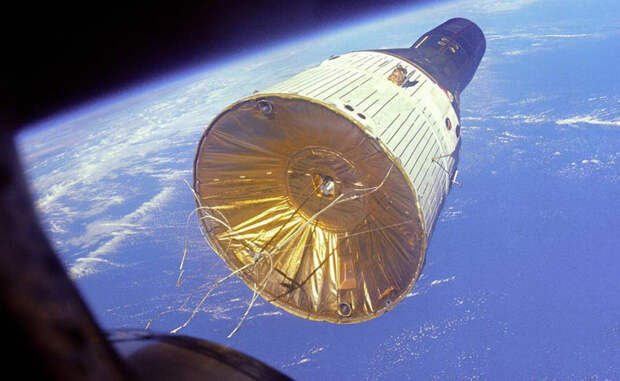 Big G Программа Gemini, активно разрабатываемая в середине 60-х годов, считается одной из самых амбициозных попыток США получить полный контроль над орбитой нашей планеты. Модуль Big G предназначался для транспортировки астронавтов между независимо курсирующими по орбите станциями, каждая из которых представляла собой ячейку в окружающей космическое пространство сети.  Идея пилотируемых капсул, принадлежащая Дугласу МакДонеллу, в настоящее время нашла применение в проектах НАСА SpaceX и Boeing. 