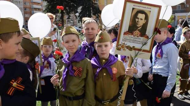 Бессмертный полк. Фото: ГБОУ "Школа Перспектива"