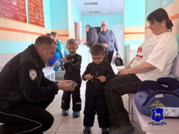 Самарские полицейские в рамках акции «Культура на дорогах» проводят профилактические беседы с участниками дорожного движения