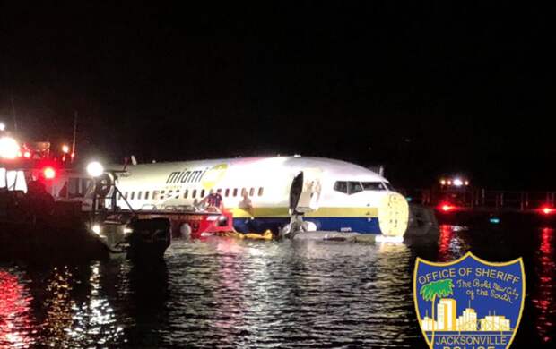 В США Boeing 737 упал в реку