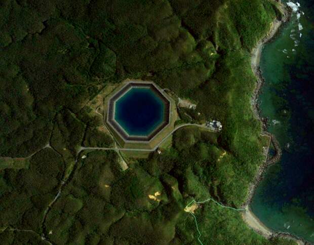 Это не бассейн: зачем нужен странный восьмиугольный водоем на берегу Тихого океана