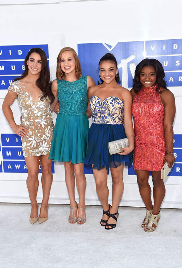 mtv-vma-red-carpet-2016-simone-biles-aly-raisman