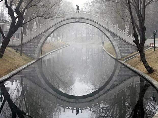 amazing-reflections-optical-illusions-40-5836efaeb51d0__700