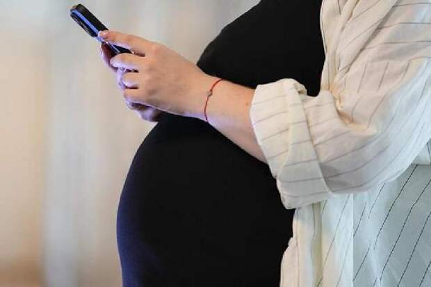 В России предлагают запретить увольнение мужчин во время беременности жены