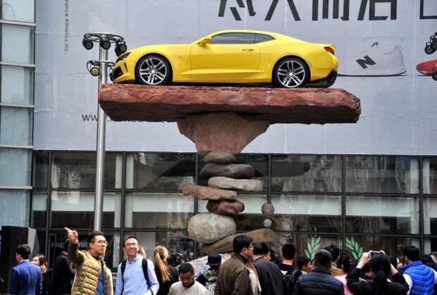 Мастер балансировки установил автомобиль на камни авто, баланс, скульптура