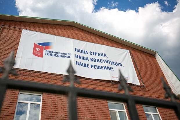 Реклама голосования разместилась на здании конторы совхоза "Заря Путино", которым владеет семья бизнесменов-армян