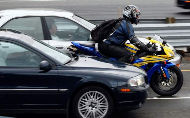 ГИБДД просят четко прописать запрет на движение мотоциклистов между рядами авто, дтп, мото