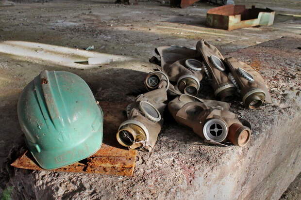 Да россыпи противогазов на полу.