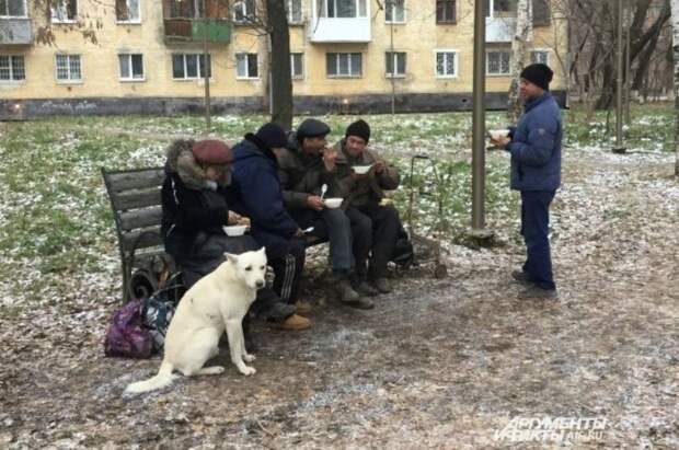 Стране нужны такие герои - полицейский подарил свои туфли бездомному