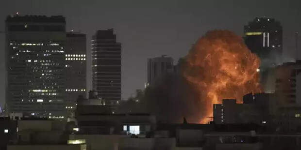 Иран пробил «Железный купол»: ракеты упали в 20 км от ядерного центра Израиля, Димона в огне