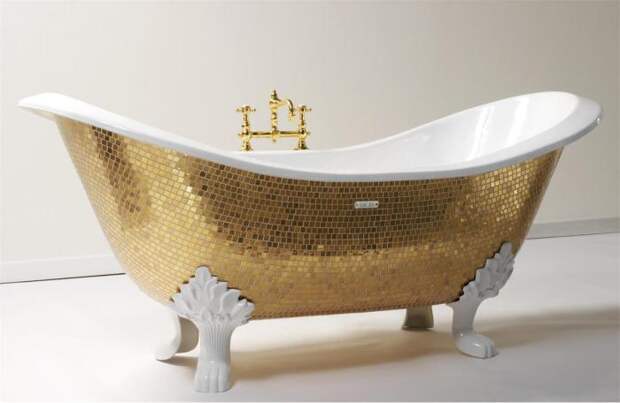 Ванна, декорированная золотой мозаикой.