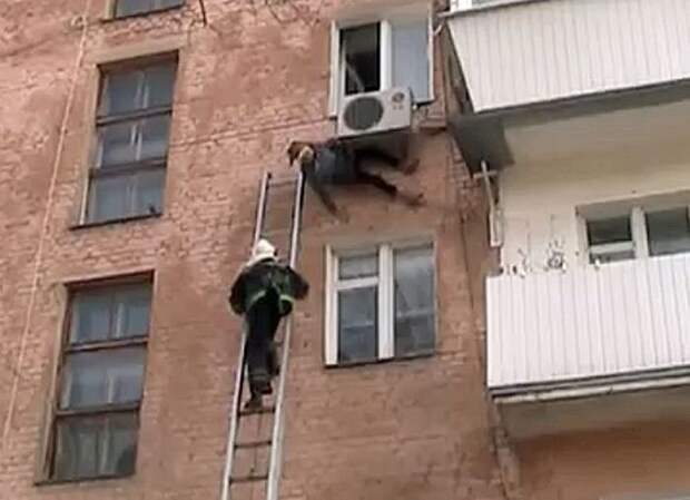97-летняя старушка выпала из окна и спаслась старушка, спасение, падение