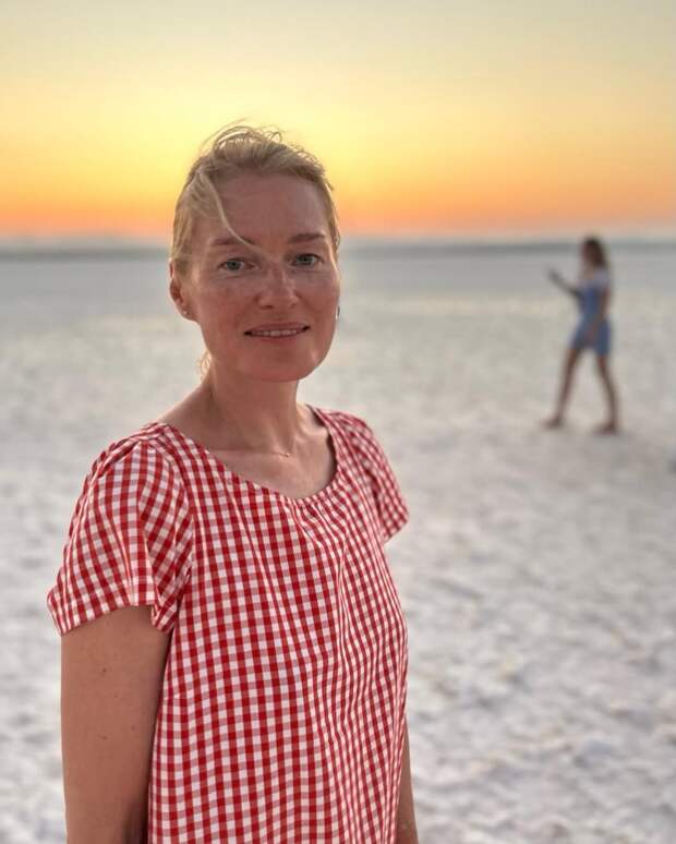 Супруг Виктории Толстогановой опубликовал её фото без макияжа в честь 54‑летия