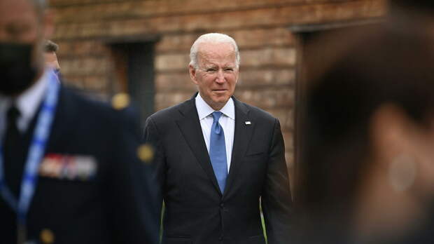 Байден на саммите G7 на минуту отошел от жены и сразу потерялся 