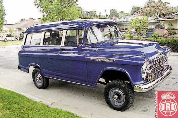 Первые попытки сделать SUV из фургона датируются 1956 годом. Chevrolet Carryall со стеклами вместо металлических панелей и сиденьями вместо грузового отсека превращалась в Chevrolet Suburban. А установка полного привода от NAPCO делала этот семейный вэн настоящим внедорожником.