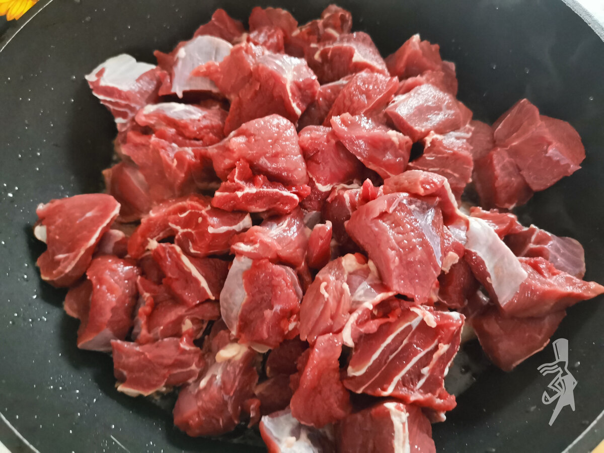 Готовлю аппетитный гуляш "a la russe" по самому любимому рецепту. Мясо получается сочным, нежным. Пальчики оближешь!