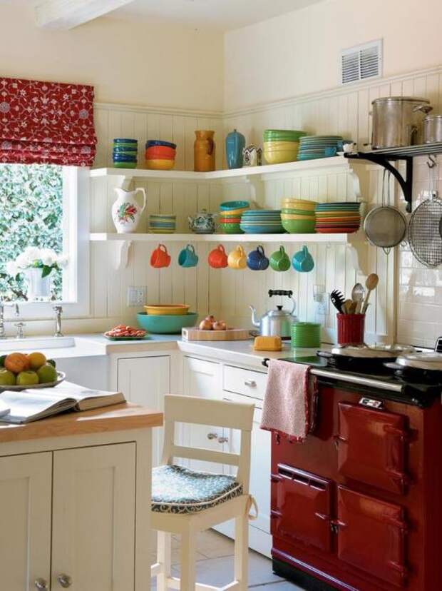 Яркая посуда украшает интерьер. /Фото: kvartblog.ru