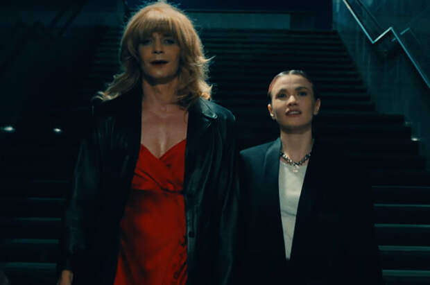 Максим Матвеев в образе дрэг-квин в клипе группы "Моя Мишель" на кавер хита "Гостей из будущего"