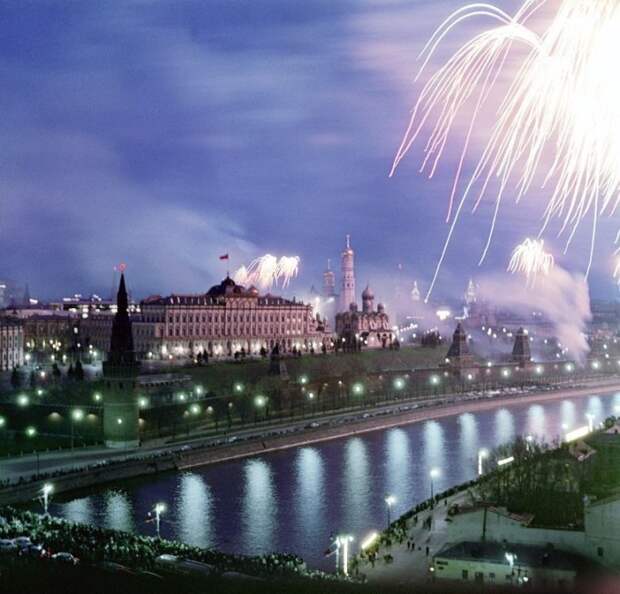 Праздничный салют в честь 20-летия Победы. СССР, Москва, 1965 год.