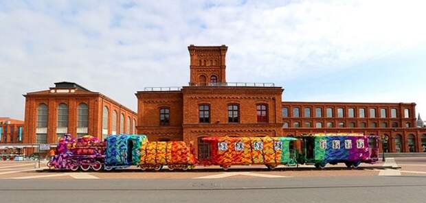 crocheted-locomotive-lodz-poland-by-artist-olek-5