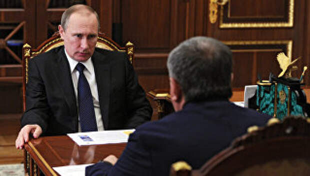 Рабочая встреча президента РФ В. Путина с главой компании Роснефть И. Сечиным. Архивное фото