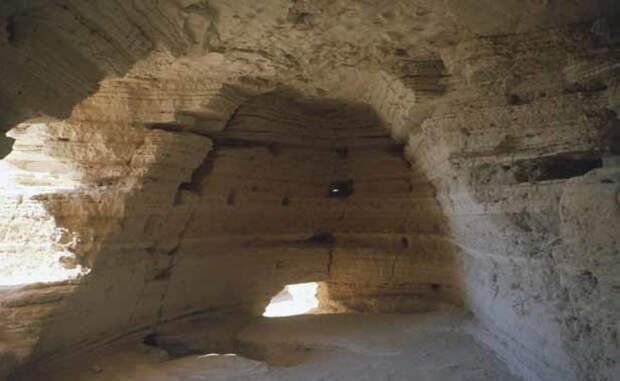 Свитки Мертвого моря В 1947 году два бедуинских пастуха наткнулись на глубокую пещеру в склоне холма. Здесь они обнаружили герметично запечатанные сосуды. Почерневший от времени папирус пастухи продали иерусалимскому антиквару — оказалось, что на них сохранилась древнейшие копии Библии.