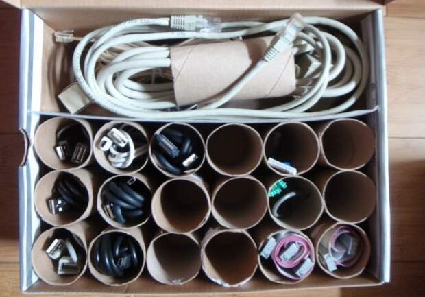 Из втулок можно сделать удобный органайзер для проводов и разных мелочей / Фото: planktons.ru