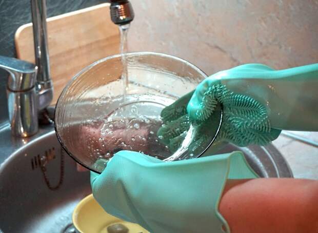 Силиконовые перчатки можно использовать для мытья посуды или как прихватки. / Фото: irecommend.ru
