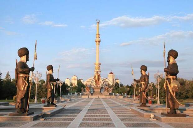 monument-nezavisimosti-turkmenistana