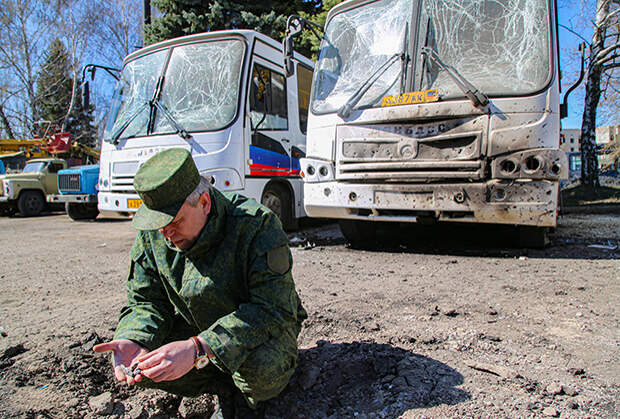 Заместитель начальника Управления Народной милиции ДНР Эдуард Басурин на территории трамвайно-троллейбусного управления в Горловке, которая была обстреляна украинскими силовиками