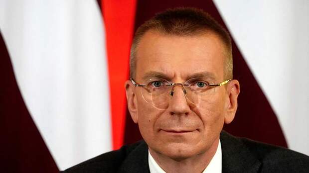 Президент Латвии едва не попал под машину журналиста и отшутился
