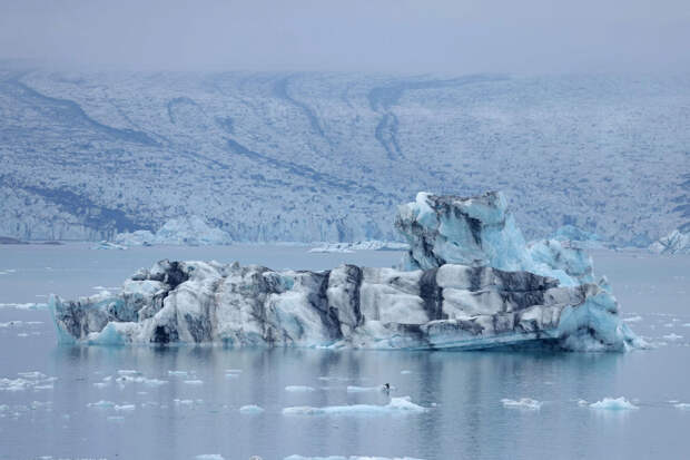 Айсберг, отколовшийся от ледника Брейдамеркурйокудль