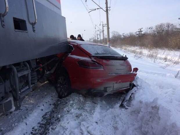 В Тольятти поезд протаранил элитный Porsche Panamera porsche, авария, дтп, поезд, тольятти