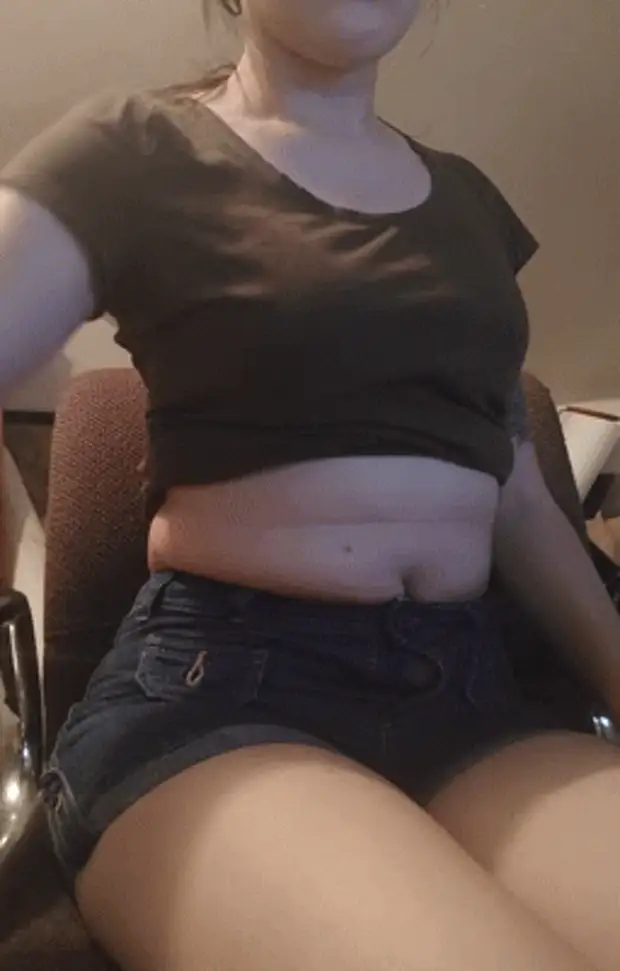 Amateur cams. Толстый живот у школьницы. Девушка наела животик. Chubby belly gif. Soft belly.