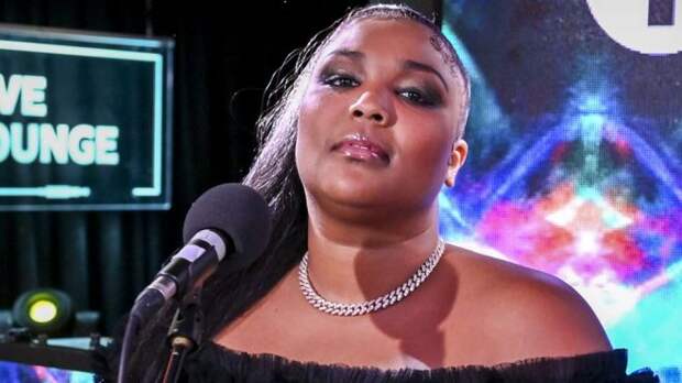 140-килограммовая Lizzo требует, чтобы общество признало, что быть жирным нормально