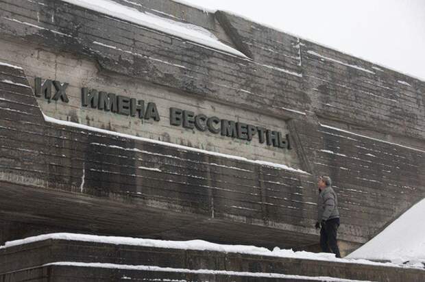 В Музее войны в Киеве убрали надпись на русском языке «Их имена бессмертны, их подвиги будут жить вечно»