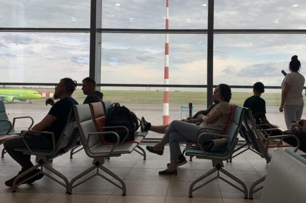 Авиакомпании не захотели отвечать за охрану невъездных в РФ иностранцев