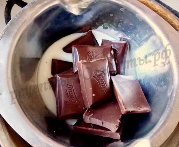 растапливаем шоколад с молоком для глазури