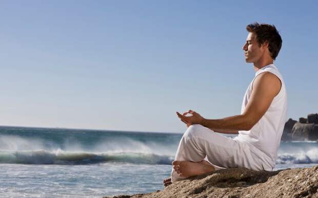 Во время медитаций Затормозить мыслительный процесс во время медитаций позволит практика осознанного дыхания. Замедлите дыхание до 5 вдохов в минуту, дышите легко. Замедленное дыхание позволит намного легче погружаться в состояние медитации.