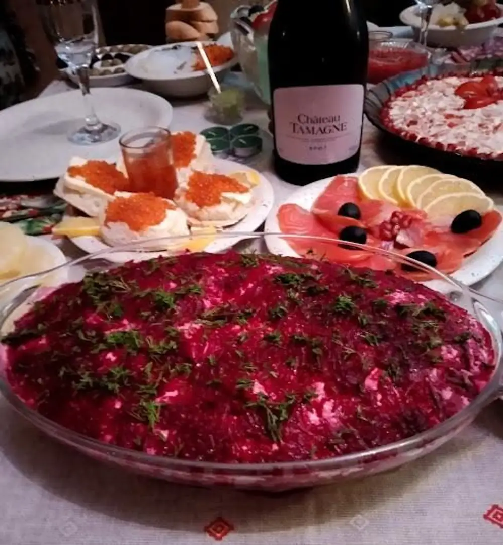 Нежданная любовь. Парень грустит о девушке. Двое у окна. Женщина у окна гиф. Мне под окном в любви клялась.