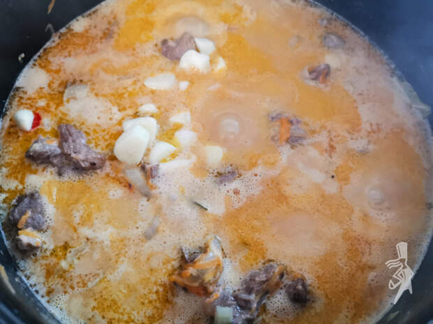 Готовлю аппетитный гуляш "a la russe" по самому любимому рецепту. Мясо получается сочным, нежным. Пальчики оближешь!