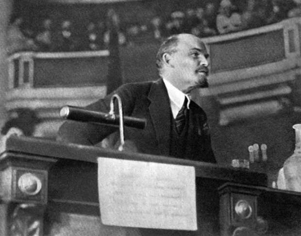 В качестве основы для рисунка на ордене использован портрет Ленина Ленин во время 2-го съезда Коминтерна