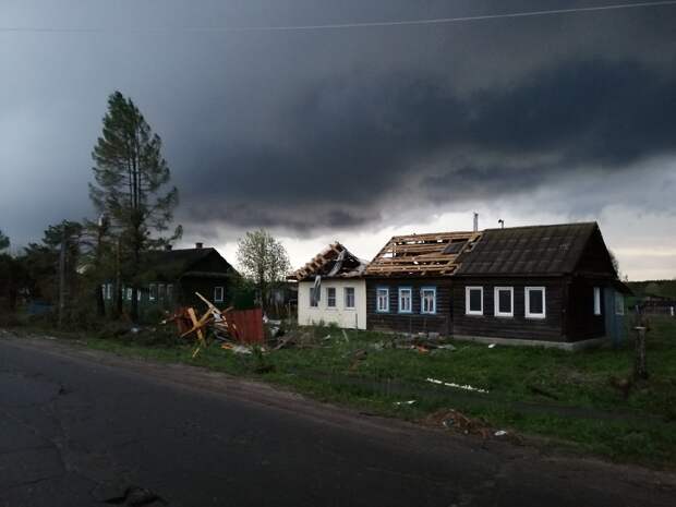 В Ярославской области смерч разрушил крыши домов