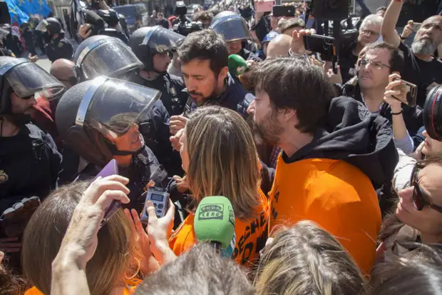 Пытавшихся сорвать антирусофобскую акцию в Греции хулиганов задержали полицейские