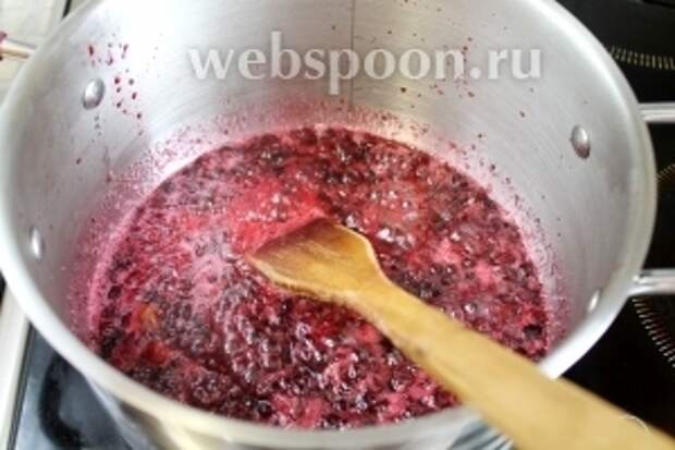 Немного поварить до загустения и снять с огня, остудить.