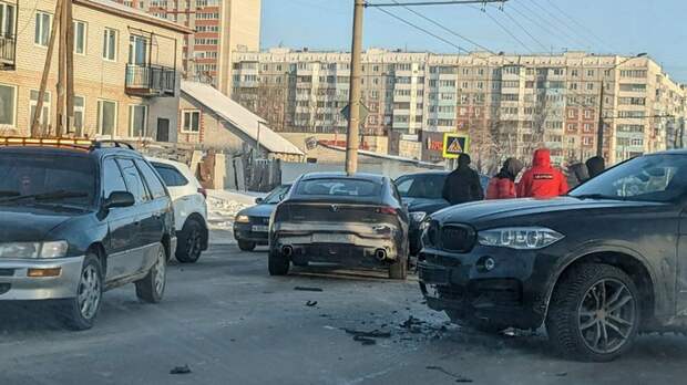 Несколько машин столкнулись у барнаульского рынка "Янтарный"