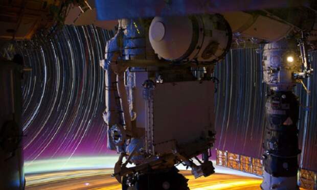 Звёздные треки, исследовательский модуль MRM1 (в центре) и пристыкованный к МКС российский корабль «Прогресс», 17 марта 2012.